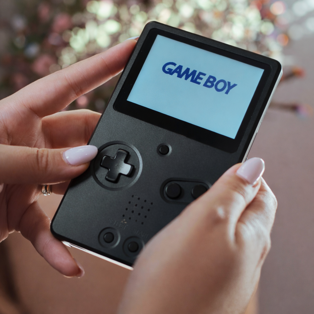 Gameboy Advance SP “Unhinged V2” de BoxyPixel (Carcasa metalíca)