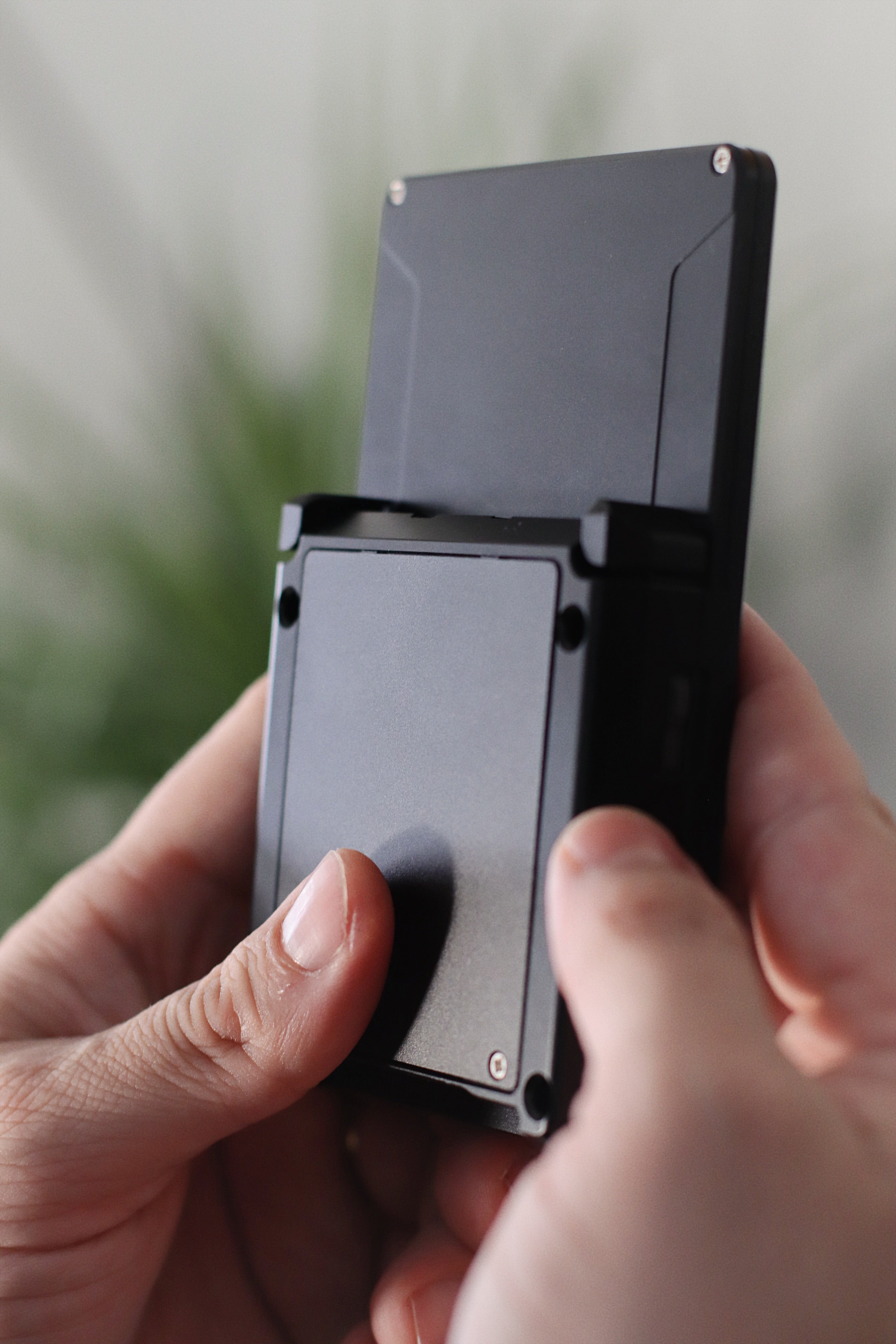 Gameboy Advance SP “Unhinged V2” de BoxyPixel (Carcasa metalíca)